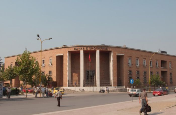 Сколько иностранные инвесторы вложили в экономику Албании в 2015 году? 