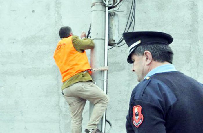 Сколько туристические предприятия Албании задолжали за электроэнергию?