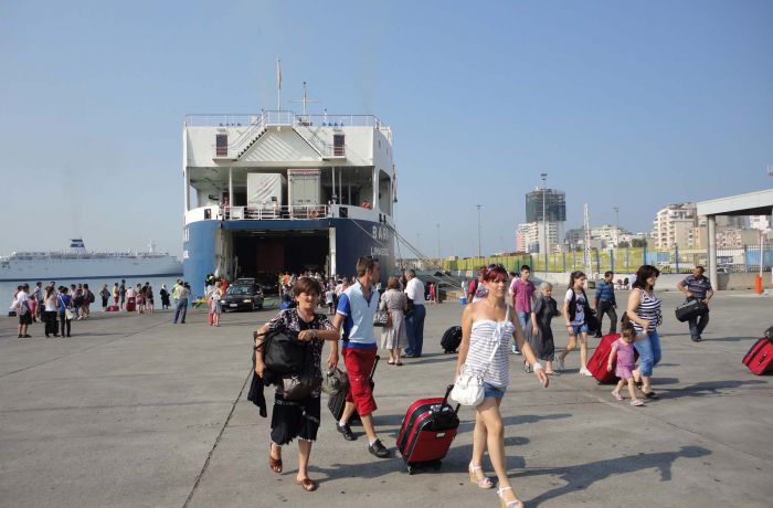 Растет число людей и авто, отправляющихся в Албанию на паромах 