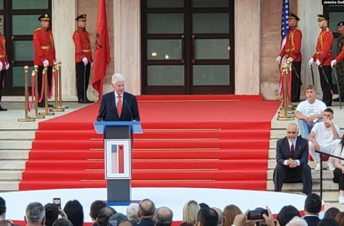 Бывший президент США Клинтон посетил Албанию и выступил в Тиране