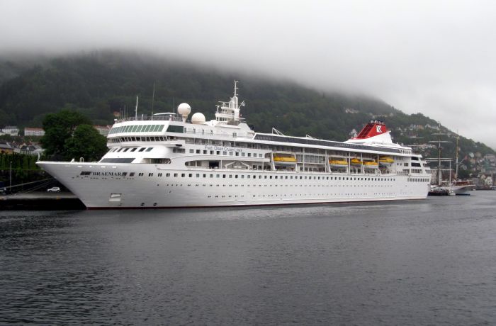 Сколько туристов привез круизный лайнер MS Braemar в порт Дурреса? 