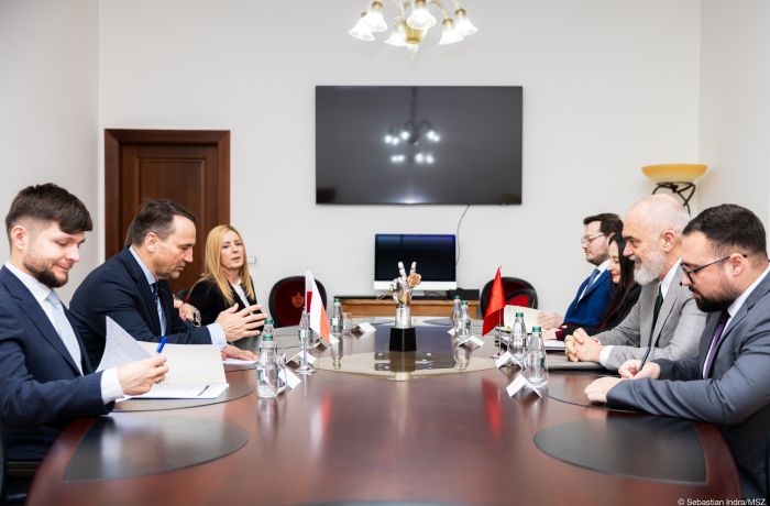 Глава польского МИДа Сикорский посетил Албанию 